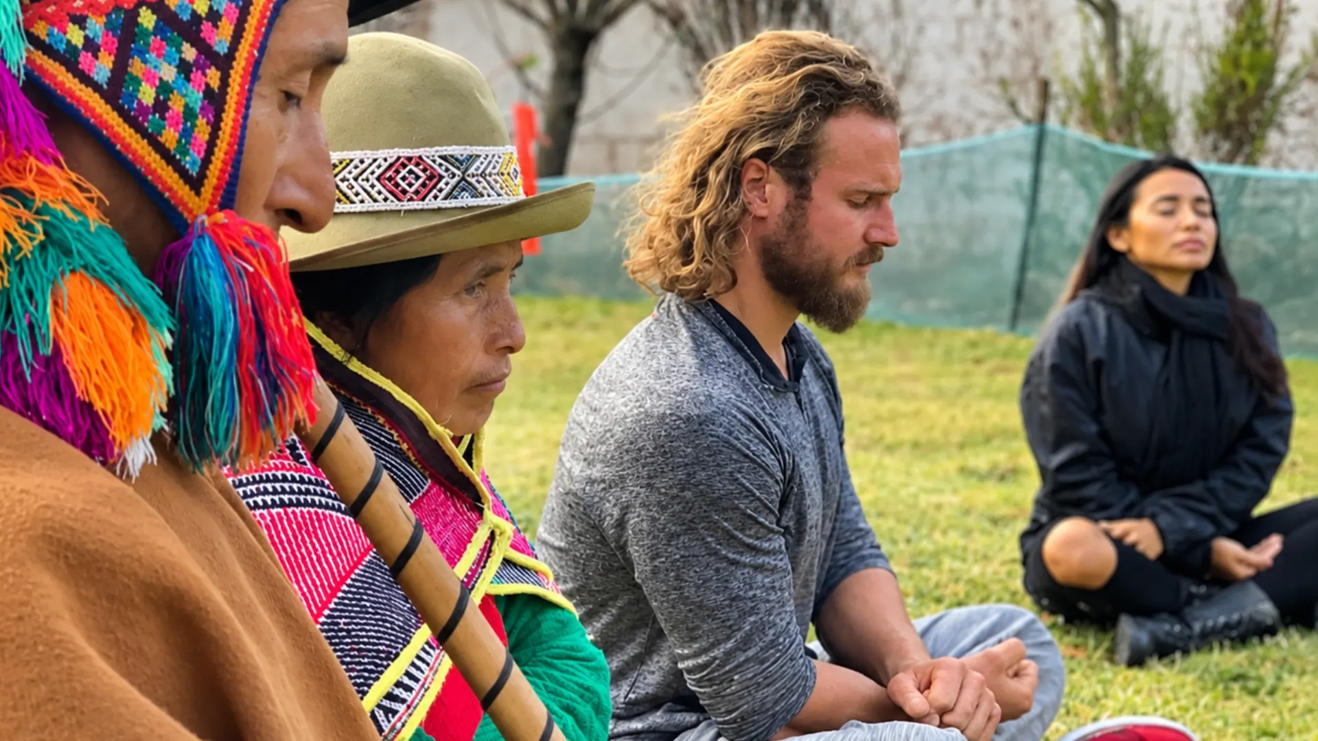Participantes meditando al aire libre junto a maestros andinos