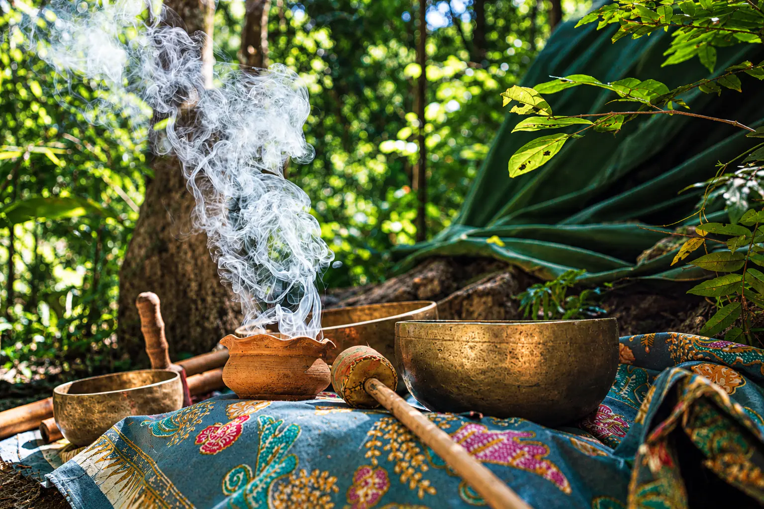 Ceremonia Ancestral: ¿Qué es un retiro de ayahuasca y qué puedes esperar?